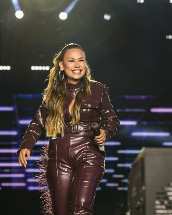 Após perder 30kg, Simone Mendes arrasa com look de couro em show em Londrina