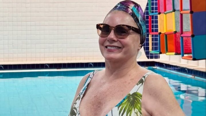 Vera Fischer chama atenção ao esbanjar beleza à beira da piscina