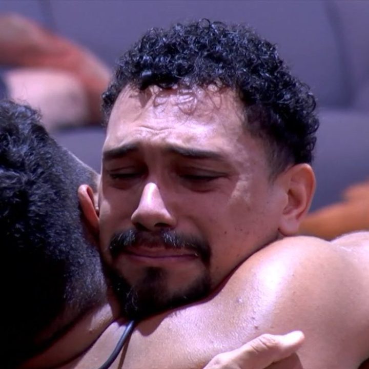 Vinícius revela bissexualidade no BBB 25 e admite medo da reação dos pais: ‘Eles não sabem’