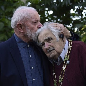 Presidente Lula desembarca no Uruguai para velório de Pepe Mujica
