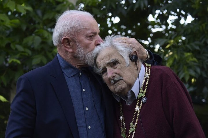 Presidente Lula desembarca no Uruguai para velório de Pepe Mujica