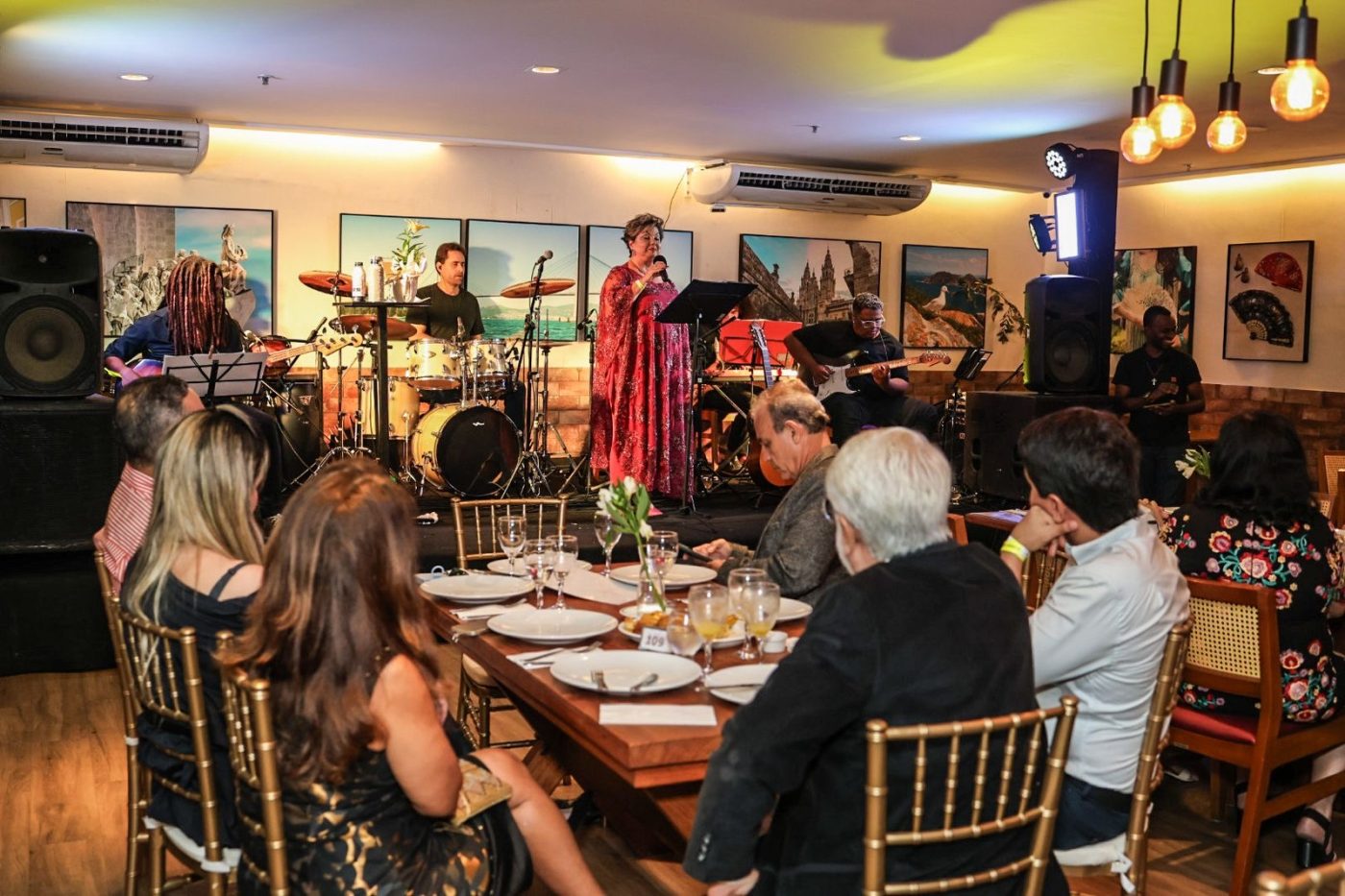 Desembargadora Gardênia Duarte apresenta show no Clube Espanhol