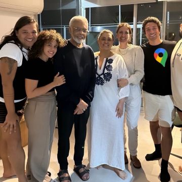 Flora e Gilberto Gil visitam Preta Gil em São Paulo