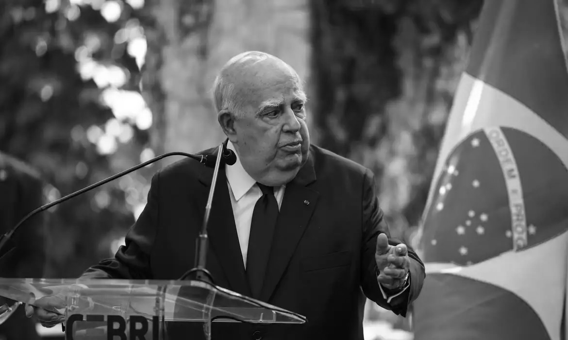 Morre, aos 90 anos, o embaixador Marcos Azambuja