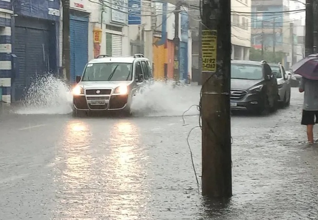 Bairro de Salvador ultrapassa volume de chuva previsto para o mês em apenas quatro dias