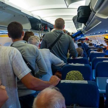 Turquia multará passageiros apressados que ficam em pé antes do desembarque começar