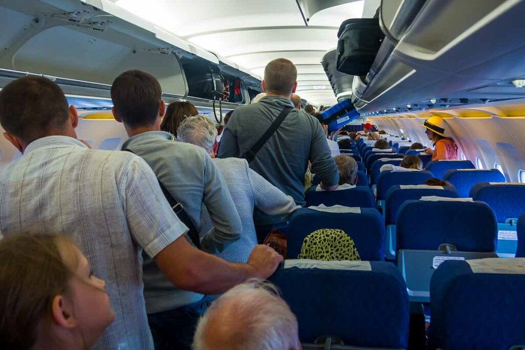 Turquia multará passageiros apressados que ficam em pé antes do desembarque começar