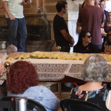 Nana Caymmi é velada no Theatro Municipal do Rio