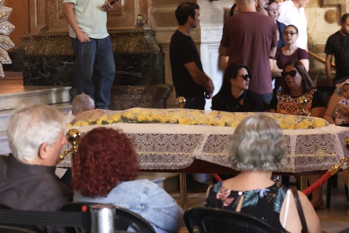 Nana Caymmi é velada no Theatro Municipal do Rio