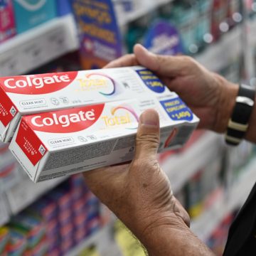 Anvisa volta a proibir venda de creme dental da Colgate; entenda