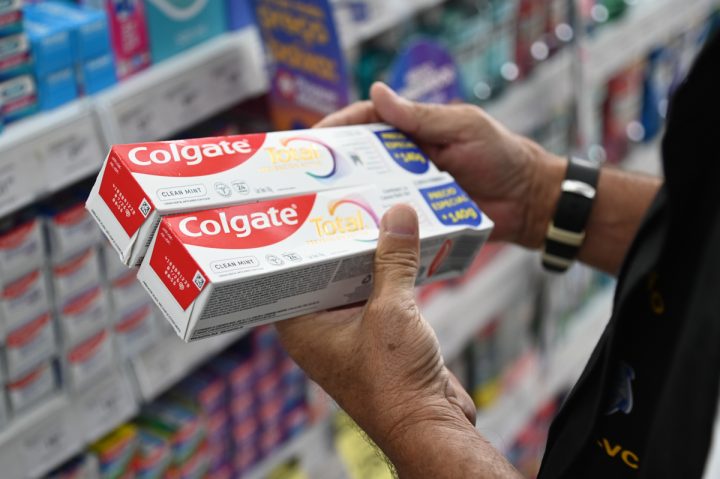 Anvisa volta a proibir venda de creme dental da Colgate; entenda