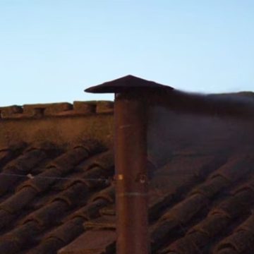 Conclave: fumaça preta surge e novo papa não é eleito em primeira votação