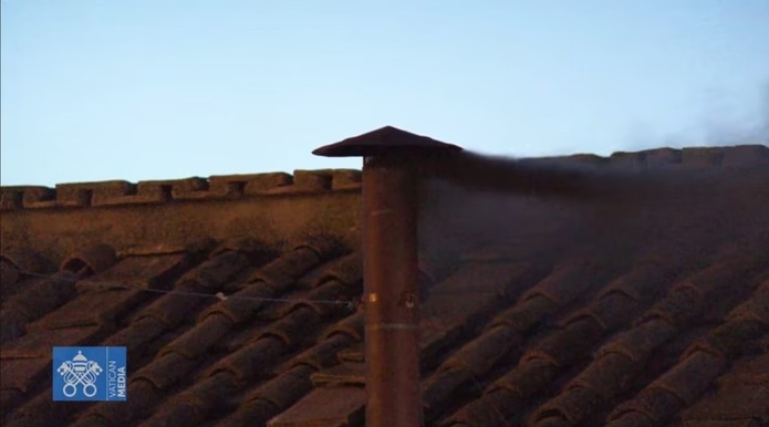 Conclave: fumaça preta surge e novo papa não é eleito em primeira votação