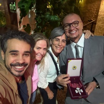 Glória Pires prestigia diretor do Balé Folclórico em entrega de Ordem do Mérito Cultural