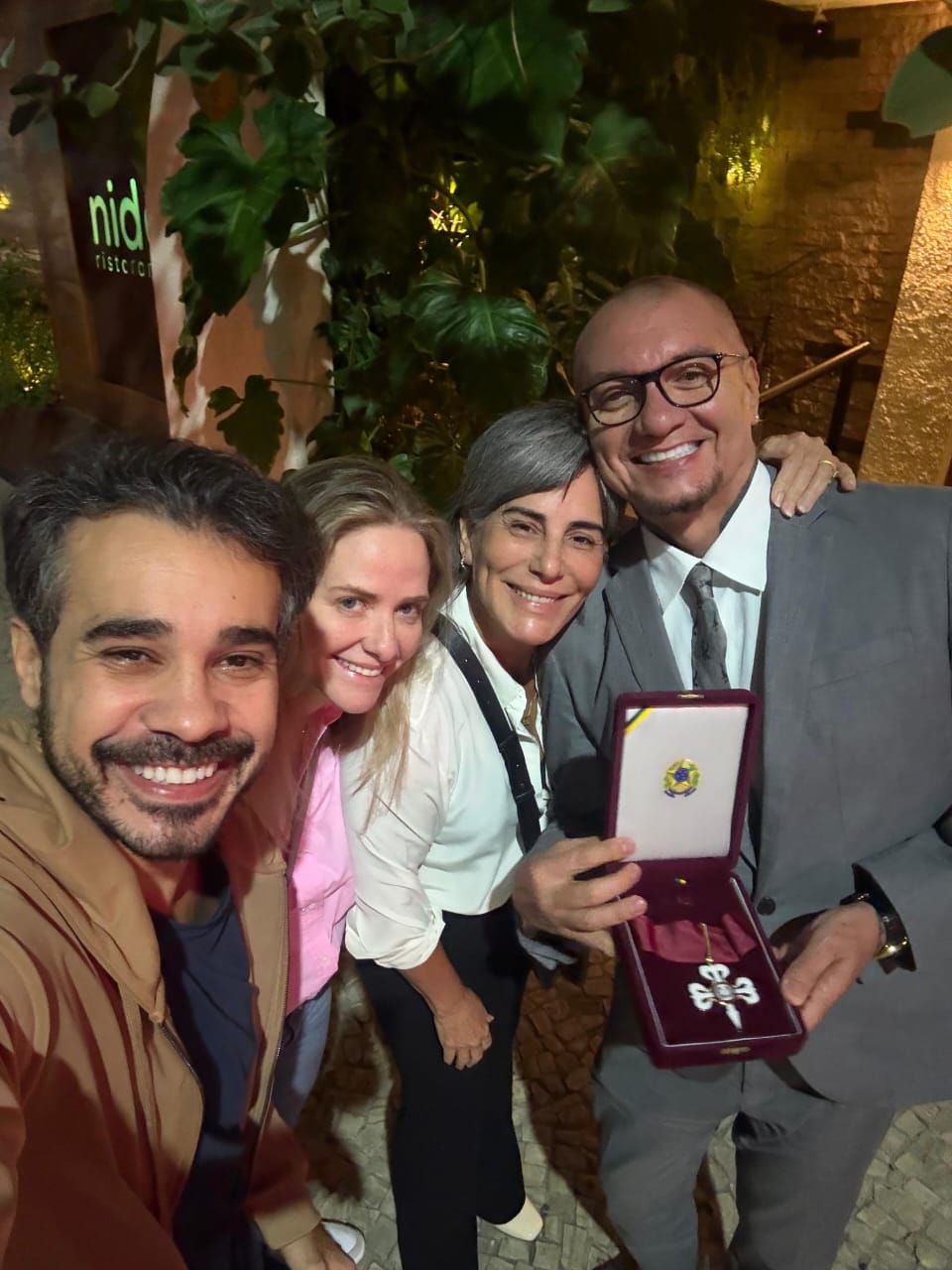 Glória Pires prestigia diretor do Balé Folclórico em entrega de Ordem do Mérito Cultural