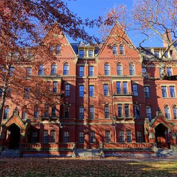 Trump proíbe Harvard de matricular estudantes estrangeiros e ameaça vistos atuais