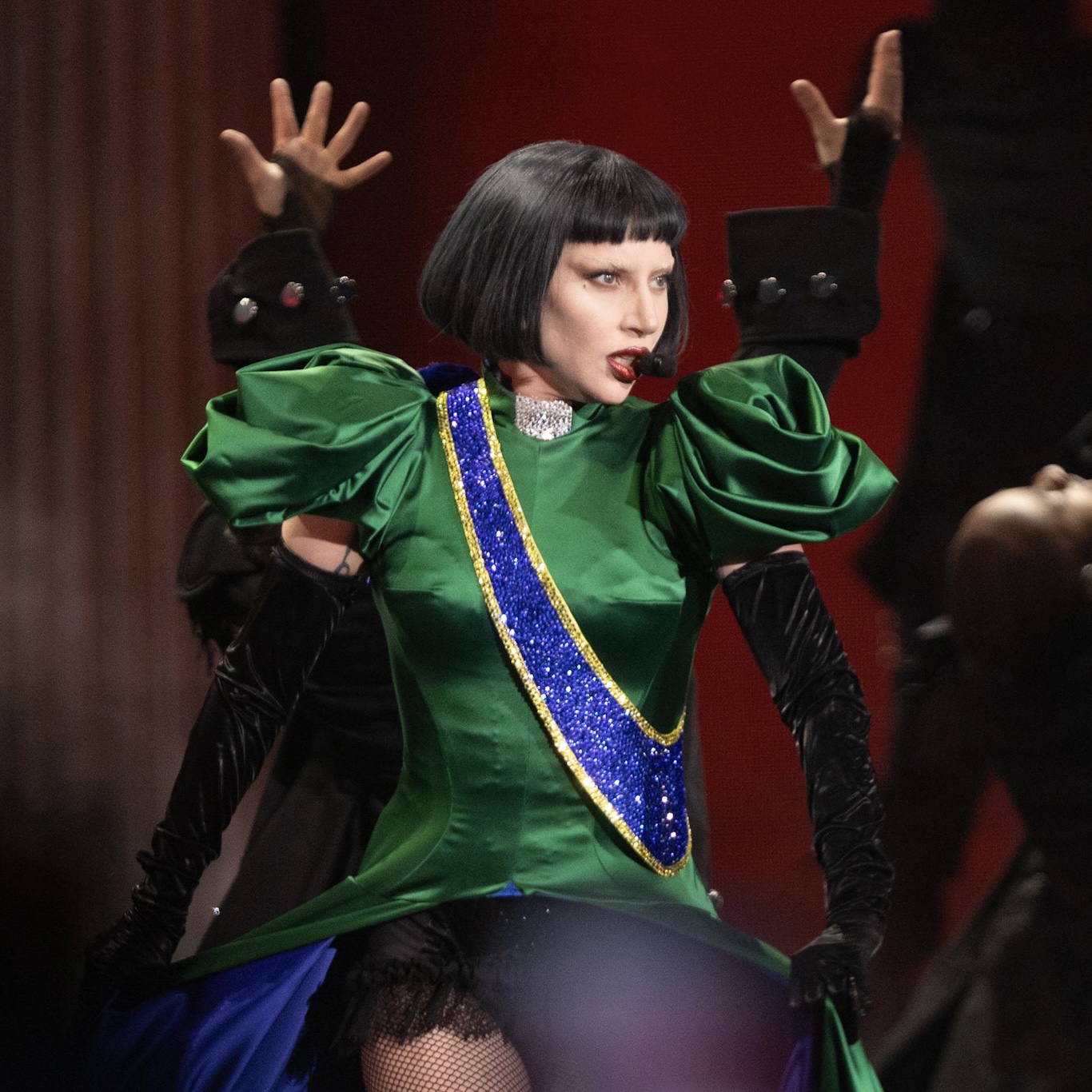 Lady Gaga sobe ao palco em Copacabana para fazer o maior show de sua carreira