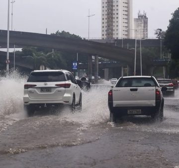 Forte chuva causa apagão na Paralela e paralisa aulas em faculdade da região
