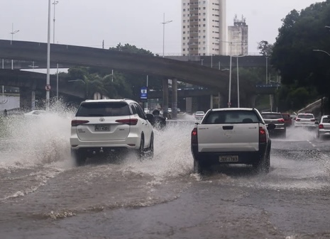 Forte chuva causa apagão na Paralela e paralisa aulas em faculdade da região