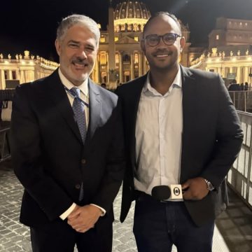 No Vaticano, Vanderson Nascimento publica foto com William Bonner durante cobertura do Conclave