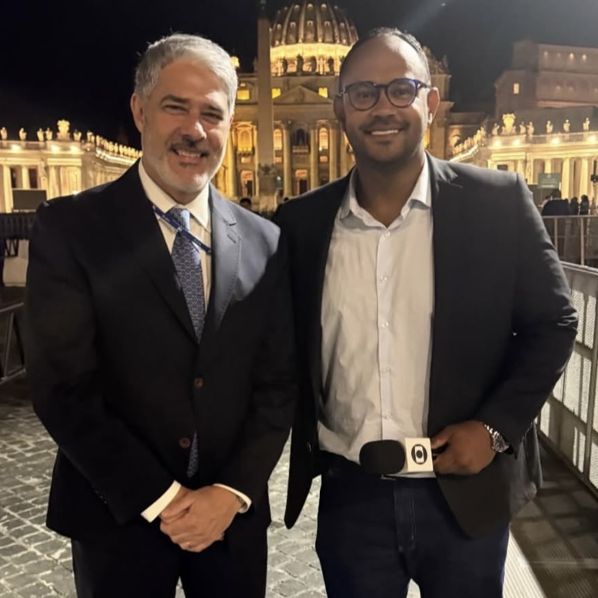 No Vaticano, Vanderson Nascimento publica foto com William Bonner durante cobertura do Conclave