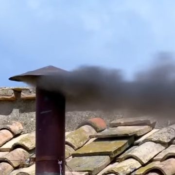 Fumaça preta no Vaticano adia anúncio do novo papa pela terceira vez