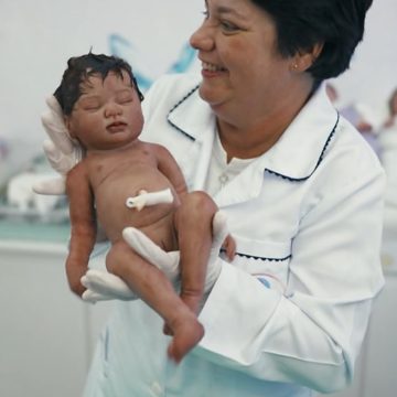 Bebês reborn: recém-nascidos de mentira chegam a custar até R$ 9,5 mil no Brasil
