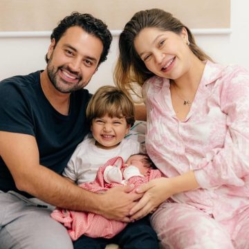 Lyandra Costa encanta ao mostrar o filho mais velho com a irmã recém-nascida