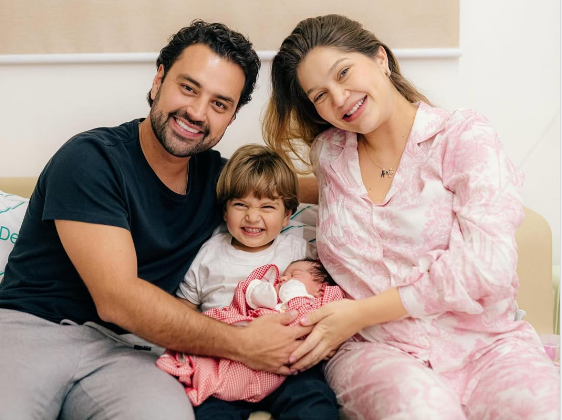 Lyandra Costa encanta ao mostrar o filho mais velho com a irmã recém-nascida