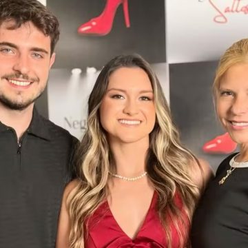 Ausente no casamento da irmã, filho de Gugu prestigia evento da outra gêmea