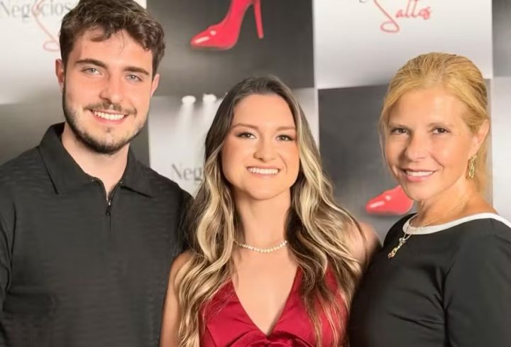 Ausente no casamento da irmã, filho de Gugu prestigia evento da outra gêmea