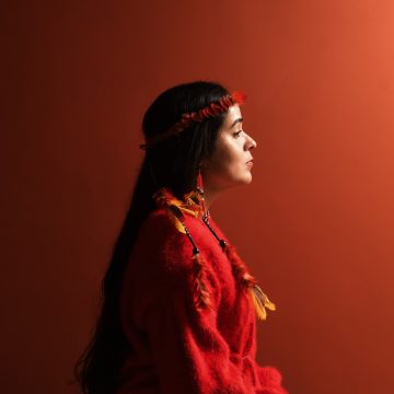 Ativista indígena Geni Nuñez desembarca em Salvador para encontro inédito com professores da rede municipal