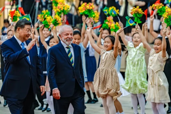 Vídeo: Lula é recebido por presidente da China ao som de clássico de Gilberto Gil