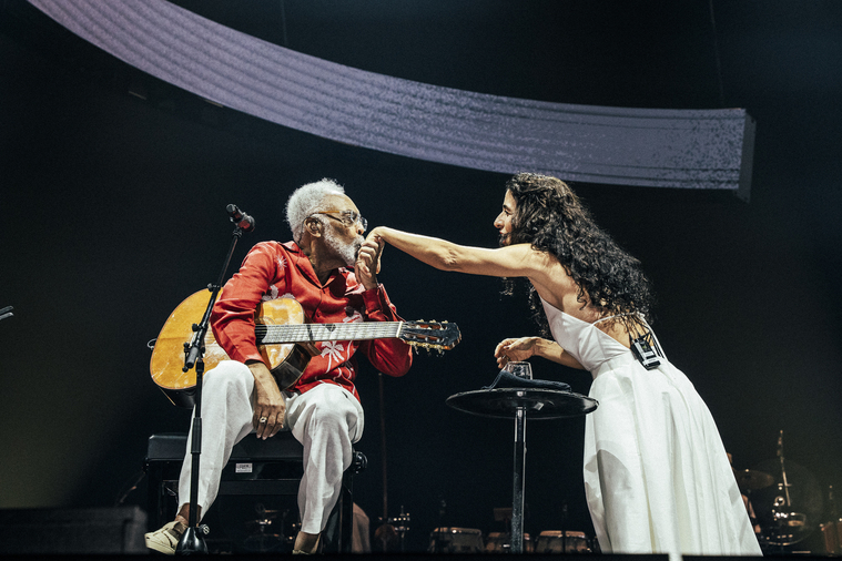 Gilberto Gil e Marisa Monte lançam versão ao vivo do clássico “A Paz”; ouça