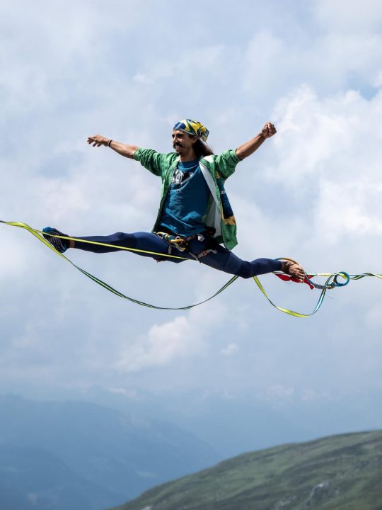 Mago do Equilíbrio: conheça o baiano campeão mundial e recordista em slackline
