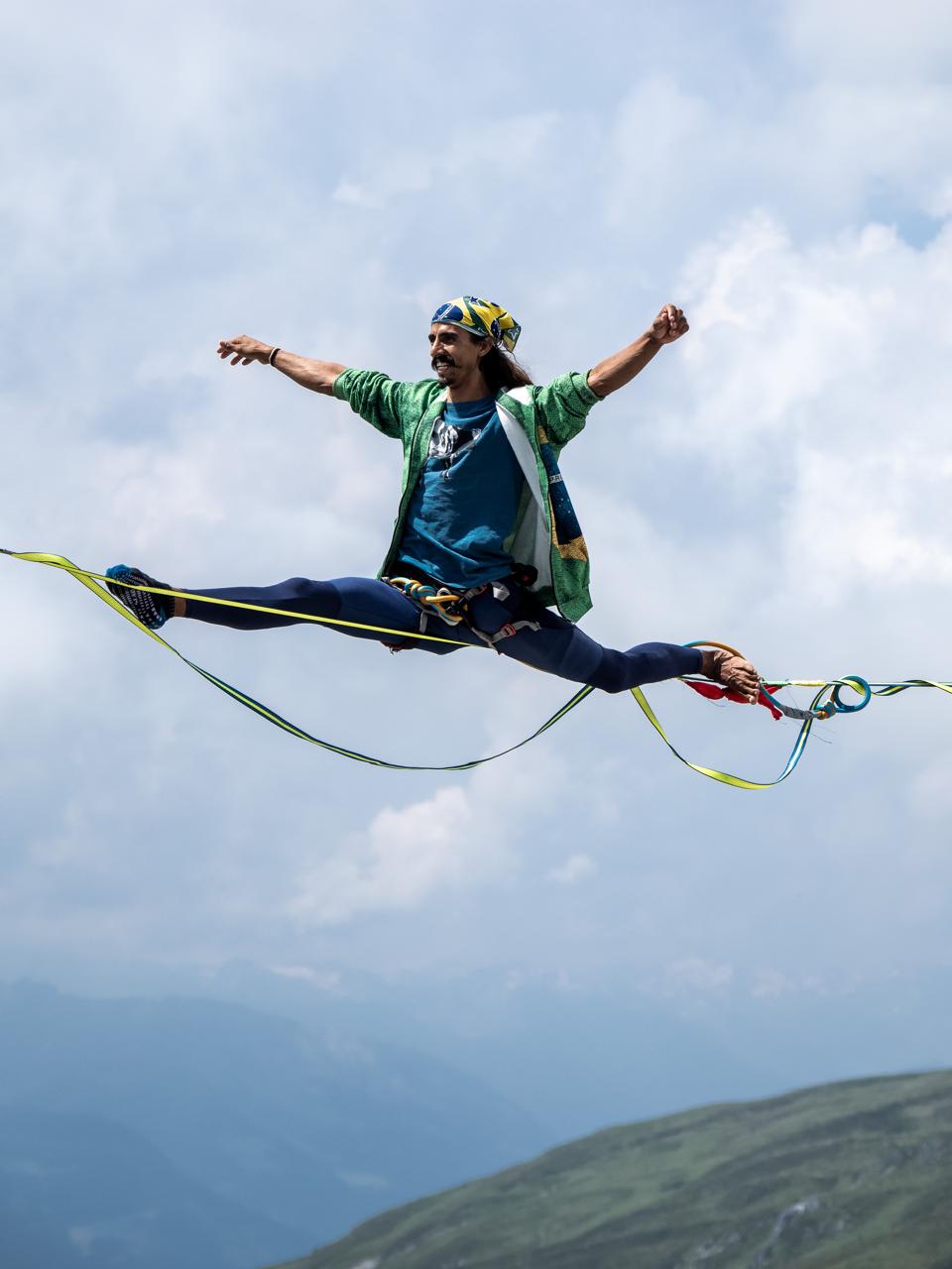Mago do Equilíbrio: conheça o baiano campeão mundial e recordista em slackline