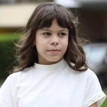 Atriz mirim do SBT é internada em estado grave após sete paradas cardíacas e descoberta de massa no cérebro