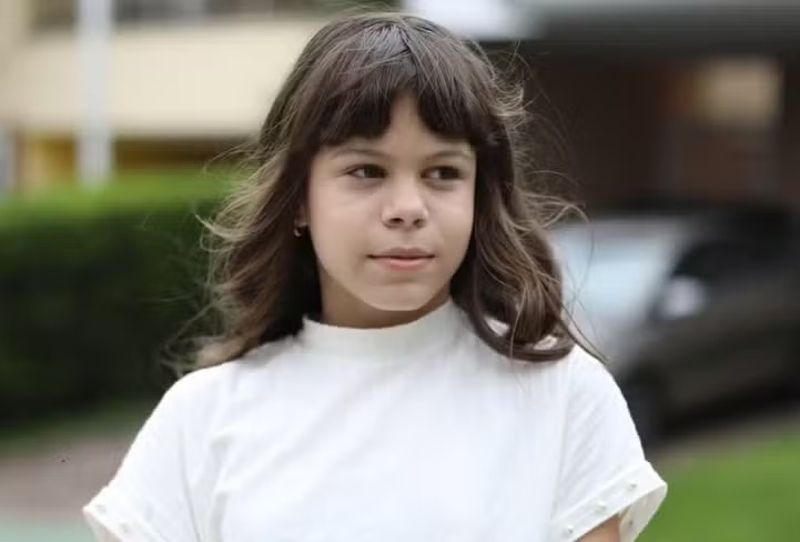 Atriz mirim do SBT é internada em estado grave após sete paradas cardíacas e descoberta de massa no cérebro