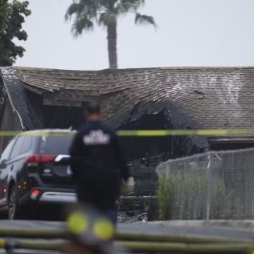 Avião de pequeno porte cai na Califórnia e atinge várias casas, dizem autoridades