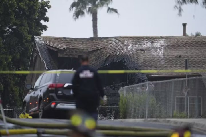 Avião de pequeno porte cai na Califórnia e atinge várias casas, dizem autoridades