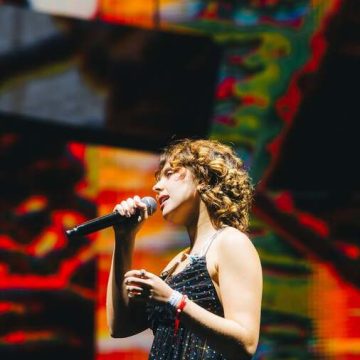 Neta de Gilberto Gil, Flor gravará música para trilha sonora de nova novela da TV Globo