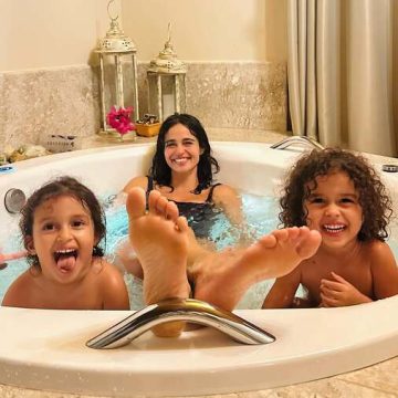 Nanda Costa celebra reencontro com as filhas após um mês longe de casa