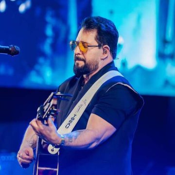 Marrone segue internado após cair durante show em Goiás; confira o estado de saúde do cantor