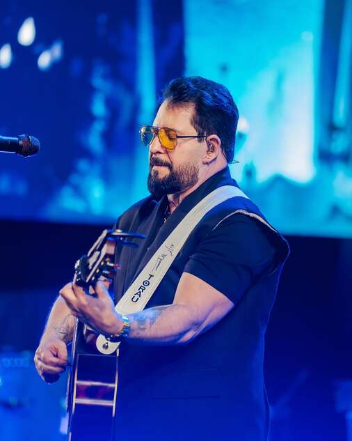 Marrone segue internado após cair durante show em Goiás; confira o estado de saúde do cantor