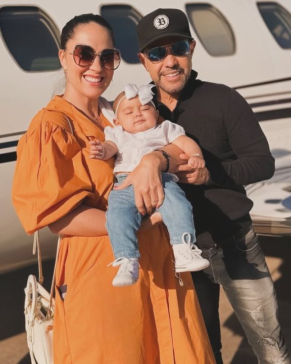 Graciele Lacerda e Zezé di Camargo embarcam em nova viagem com a filha Clara