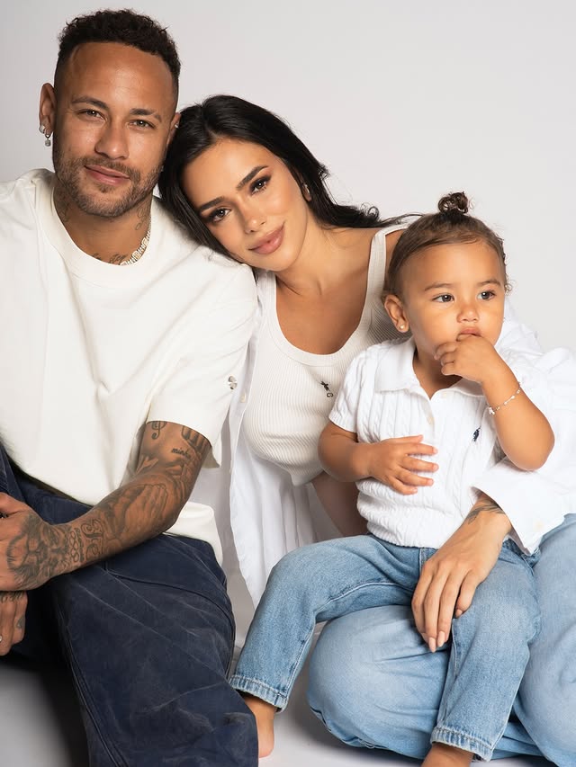 Filha de Neymar, Mavie esbanja fofura ao usar camisa em homenagem ao pai: “Melhor amigo”