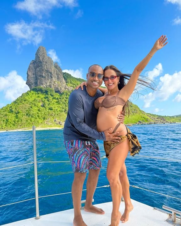 Grávida, Carol Peixinho exibe barrigão durante viagem especial com Thiaguinho