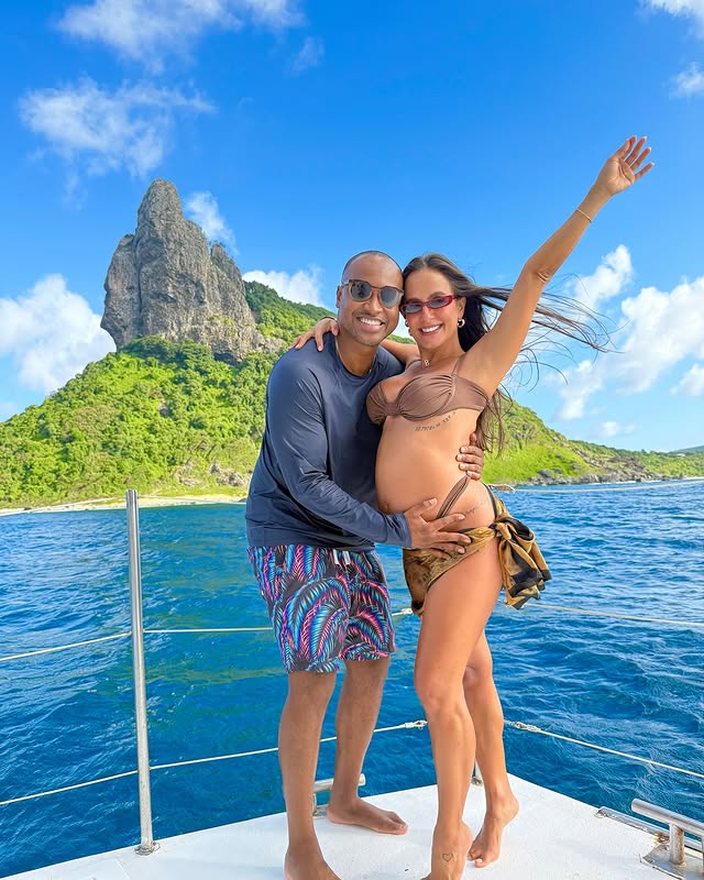 Grávida, Carol Peixinho exibe barrigão durante viagem especial com Thiaguinho