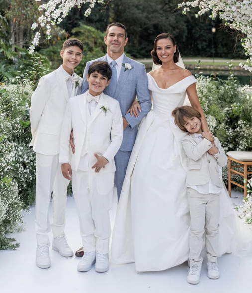 Filho de Marcus Buaiz encanta com registros do casamento do pai com Isis Valverde; veja