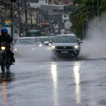 Chuva provoca desabamentos e deslizamentos de terra em Salvador